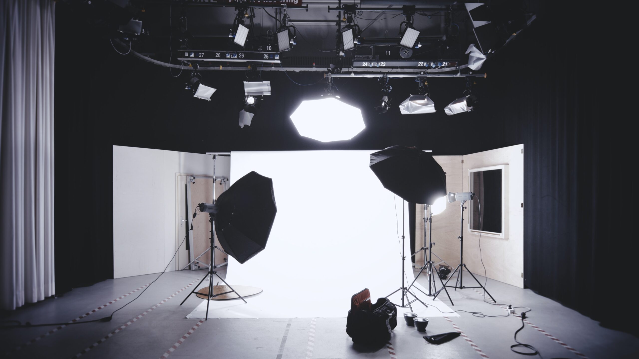 Ein Studio-Setup mit einem weissen Hintergrund und professioneller Beleuchtung für den Livestream: 54321 die Comedy Liveshow der Schweiz